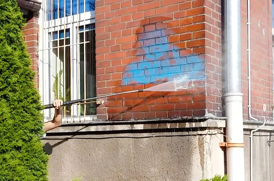 Usuwanie graffiti z ceglanej ściany